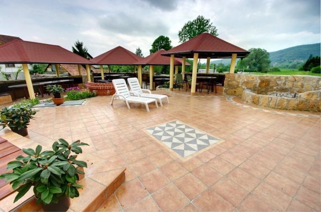 Hotel Cateski Dvorec Catez ob Savi Esterno foto